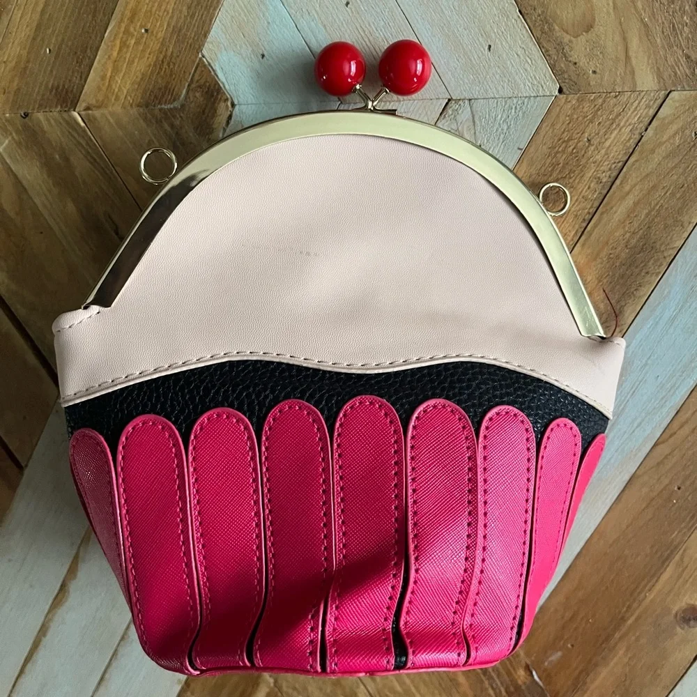 Super cute cupcake purse with gem detailing - Picture 3 of 6